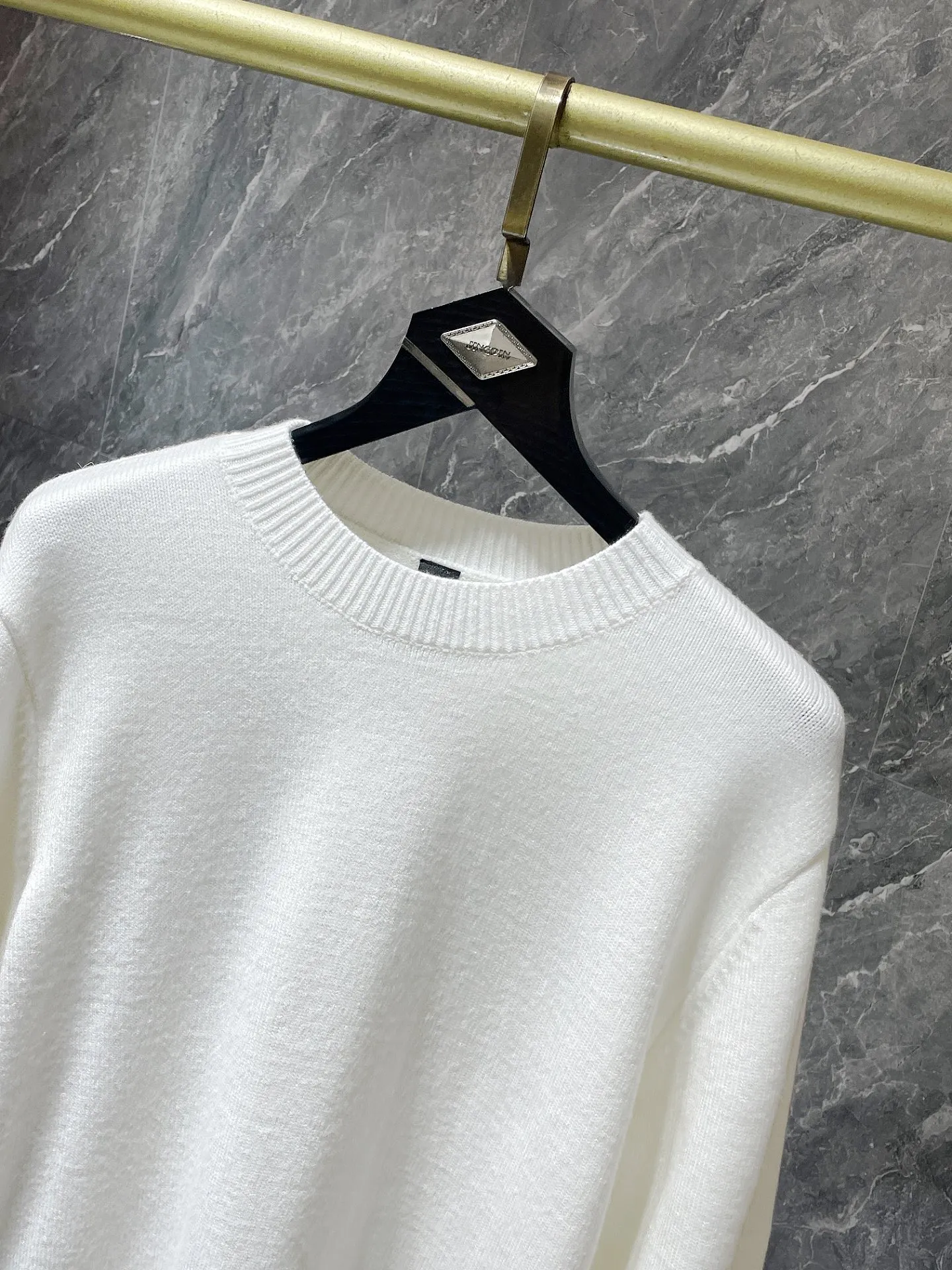 P236 Chrome Hearts 🍁Autumn and winter sweater series🍁 Three-dimensional jacquard on the back ➕ Leather opening process on the cuffs Selected high-quality wool blended knitted fabric Non-common version on the market Recommended colors: black gray white green